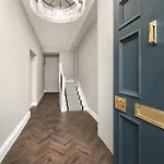 Boutique Edinburgh Apartment
